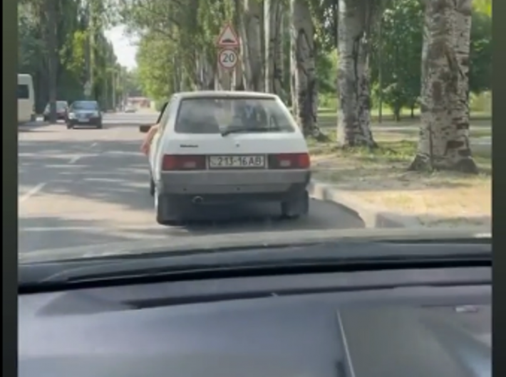 В Мелитополе водители паркуются где попало  - очередной «герой» прославился в сети  (видео)