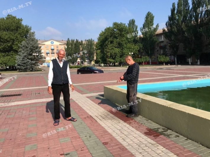 В Мелитополе «трудяги» с утра пораньше приняли ванную в городском фонтане (фото, видео)
