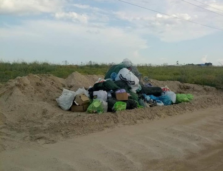 За день туристы превратили пляж Степка в Кирилловке в мусорную свалку (фото)