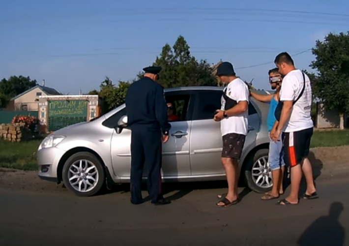 При въезде в Кирилловку блогер в форме милиционера останавливал машины и просил денег (видео)