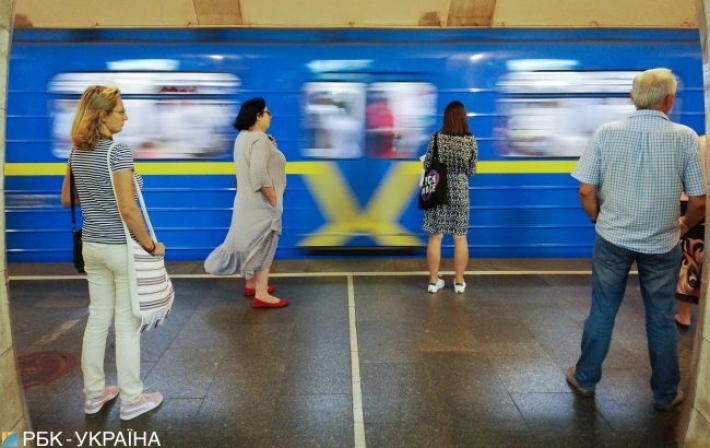 В Киеве мужчина ехал в метро с большой собакой без намордника, чем возмутил пассажиров (видео)