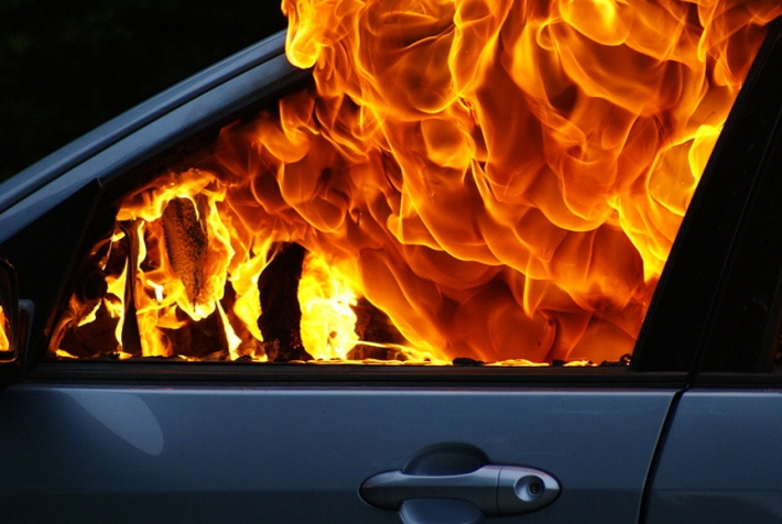 В Запорожье на автостоянке сгорело четыре иномарки (фото)