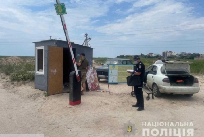 Круговорот шлагбаумов в Кирилловке – будет ли Нацпарк с полицией судиться