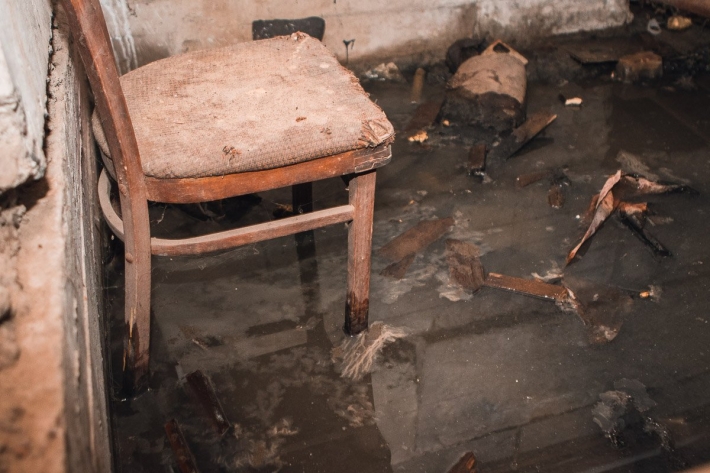 По колено в фекалиях - жители Мелитополя жалуются на запах туалета в подъезде (видео)