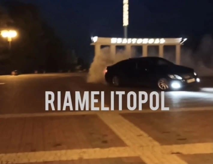 Ночной дрифт на центральной площади в Мелитополе попал на камеру наблюдения (видео)