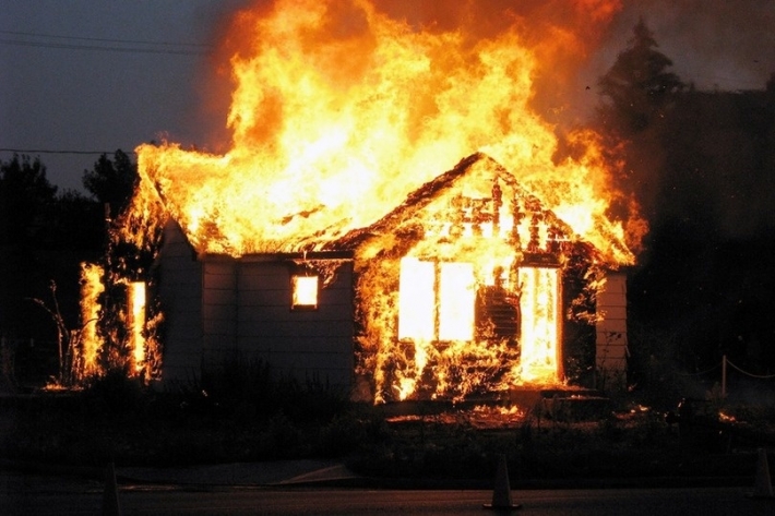 В Запорожье у частного дома горела крыша (фото)