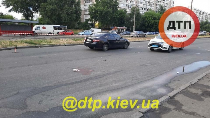 В Киеве на пешеходном переходе Toyota сбила мать с ребенком: состояние критическое