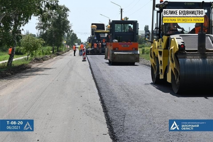 Контролеры показали толщину асфальта, который укладывают по дороге в Кирилловку (фото дороги)