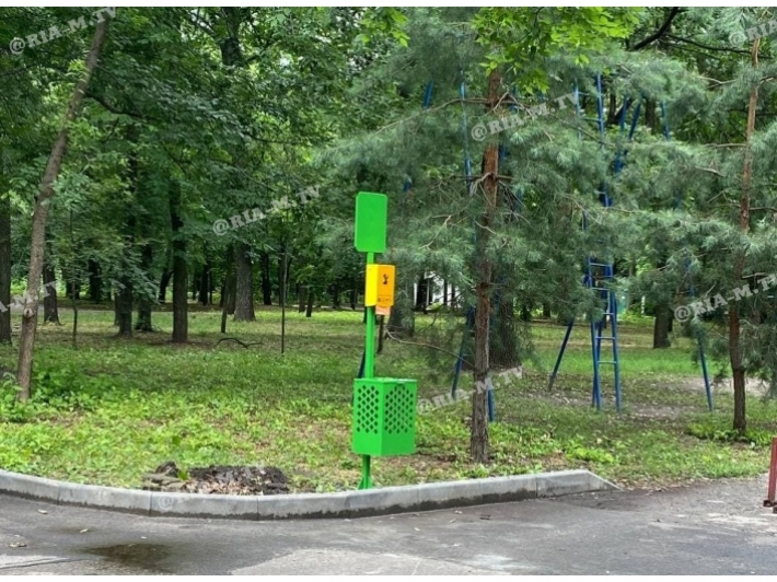 В мелитопольском парке появились собачьи туалеты (фото)