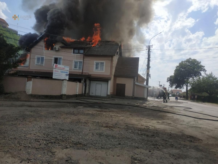 В Мукачево третий час тушат пожар в частном отеле: привлекли церковников (фото)