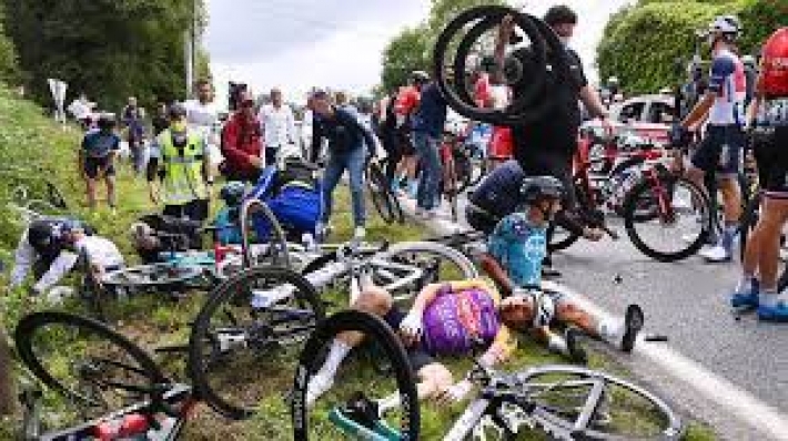 Массовое падение велосипедистов на "Тур де Франс": история получила продолжение