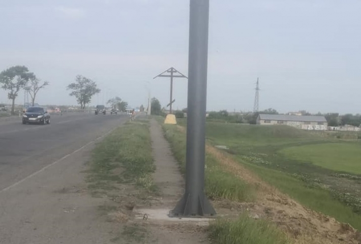 На въезде в Мелитополь "ненавязчивый" билборд установили на тротуаре (фото)
