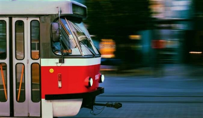 В Запорожье трамвай насмерть переехал человека (фото 18+, видео)