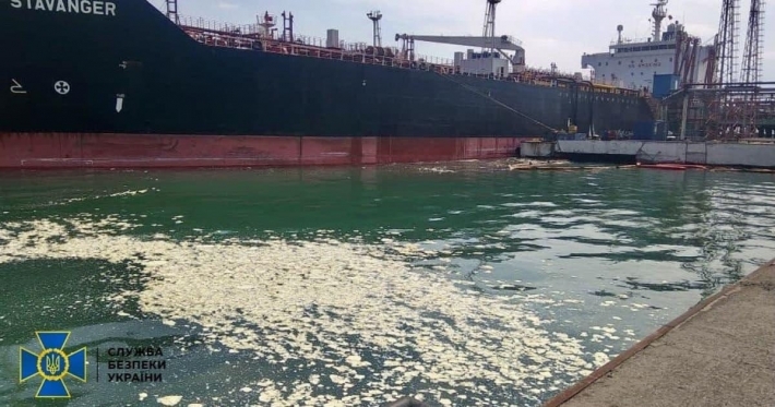 В Одесской области в Черное море сбросили 8,5 тонн пальмового масла (фото)