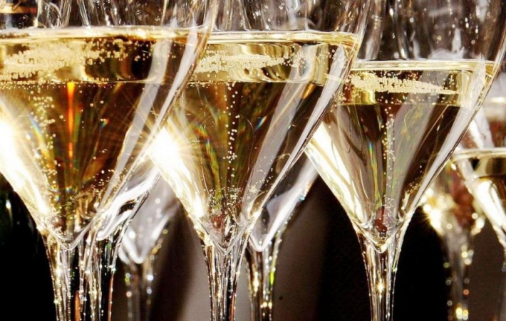 Существует только "российское шампанское": французский производитель приостановил поставки продукции в РФ из-за нового закона