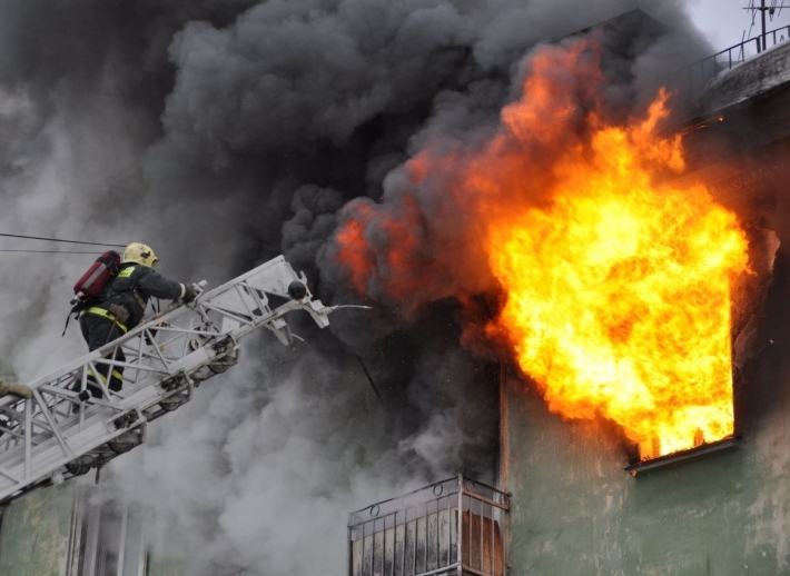 В Запорожской области пожар в многоэтажке. Жителей эвакуировали