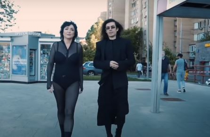 57-летняя Лолита прошлась в смелом боди по улицам Москвы для клипа «Антиклимакс»