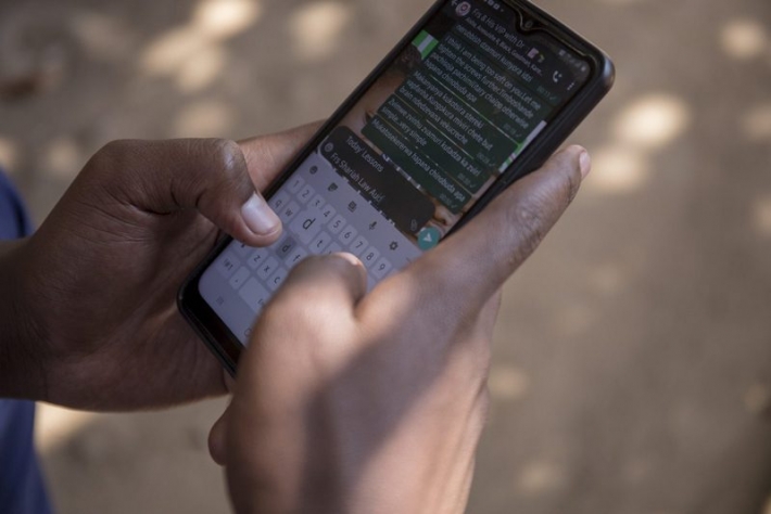 В Зимбабве учитель без образования успешно готовит к экзаменам учеников, используя лишь дешевый смартфон