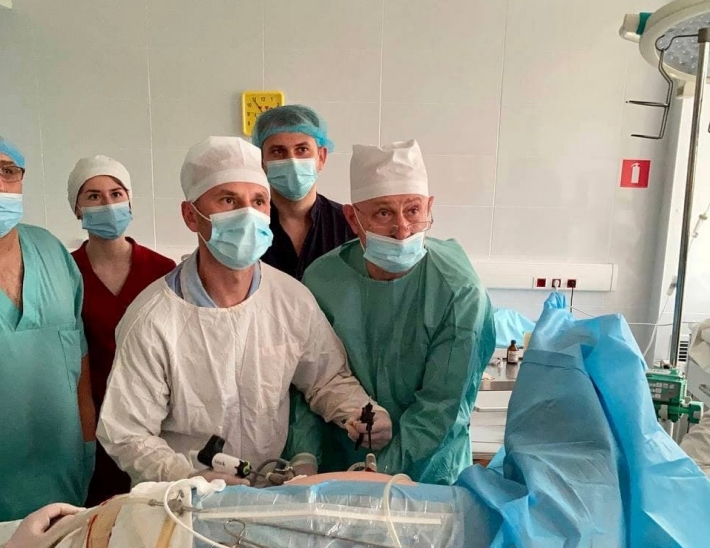 В Мелитополе провели уникальную операцию по удалению большой кисты почки (фото, видео)
