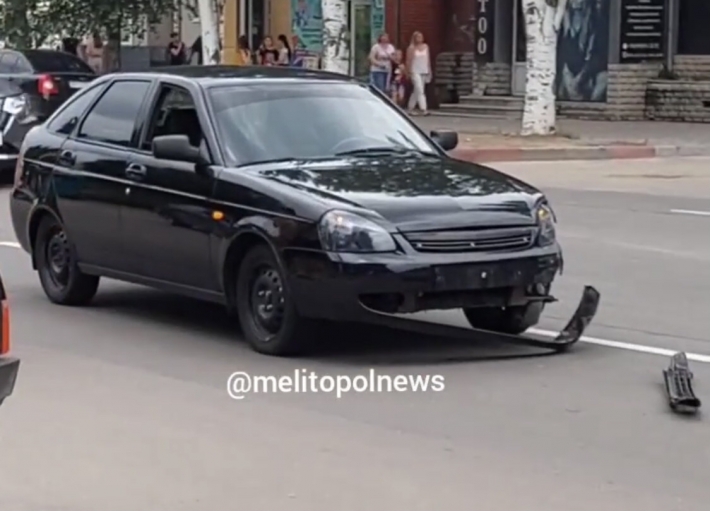 В Мелитополе на центральном проспекте ВАЗ попал в ДТП (видео)