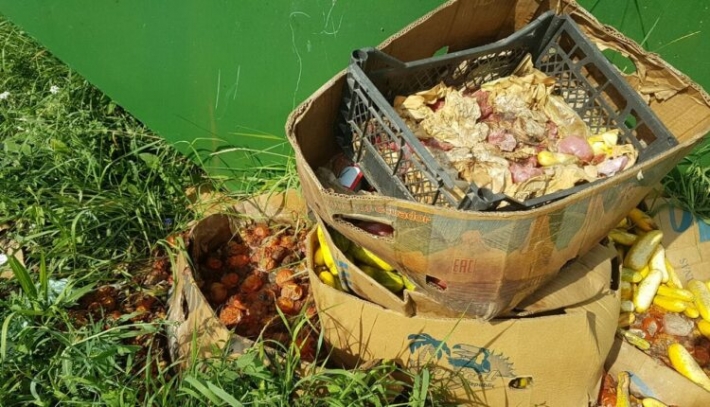 В Запорожье работники рынка устроили свалку гниющих овощей (фото)