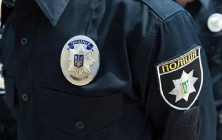 В Киеве неадекват с ножом устроил "шоу" с пятью полицейскими: видео