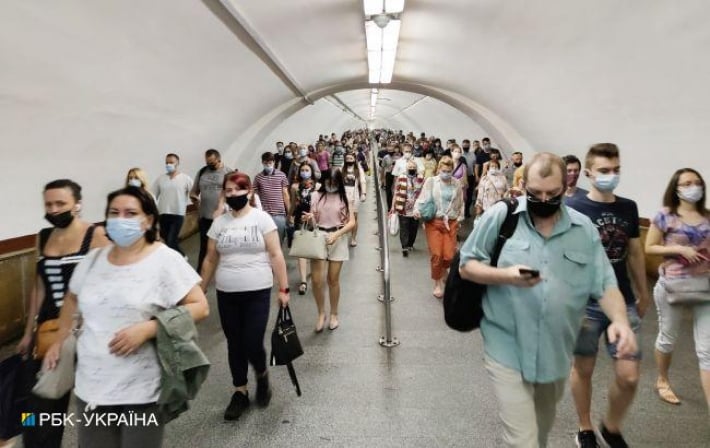 В метро Киева к девушкам приставал озабоченный мужик: они не стали терпеть (видео)