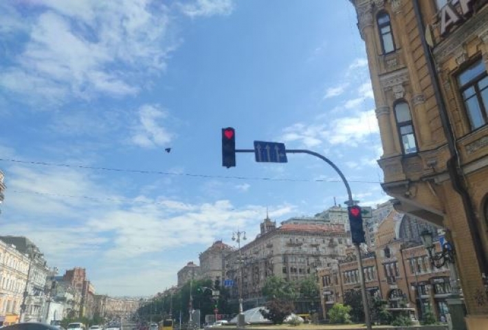 В центре Киева снова заметили удивительный светофор: фото