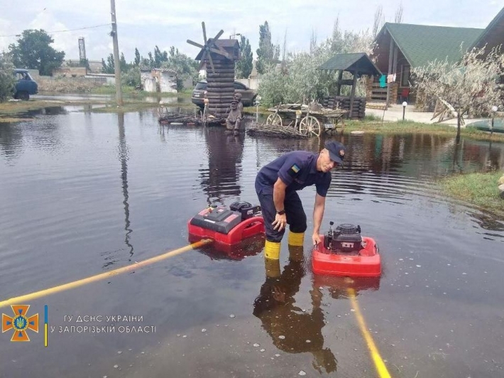 В Бердянске затопило пансионат - на помощь пришли спасатели (фото)