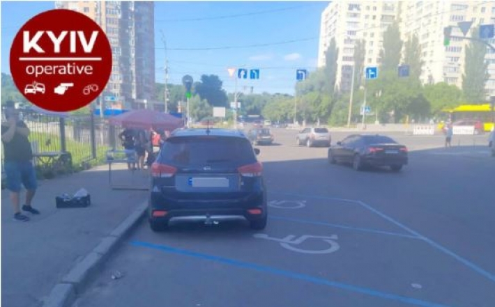 Дважды "инвалид": в Киеве заметили уникального героя парковки, фото