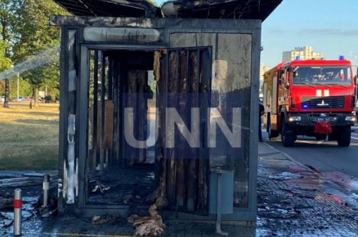 В Киеве неизвестные устроили масштабный пожар на остановке: фото