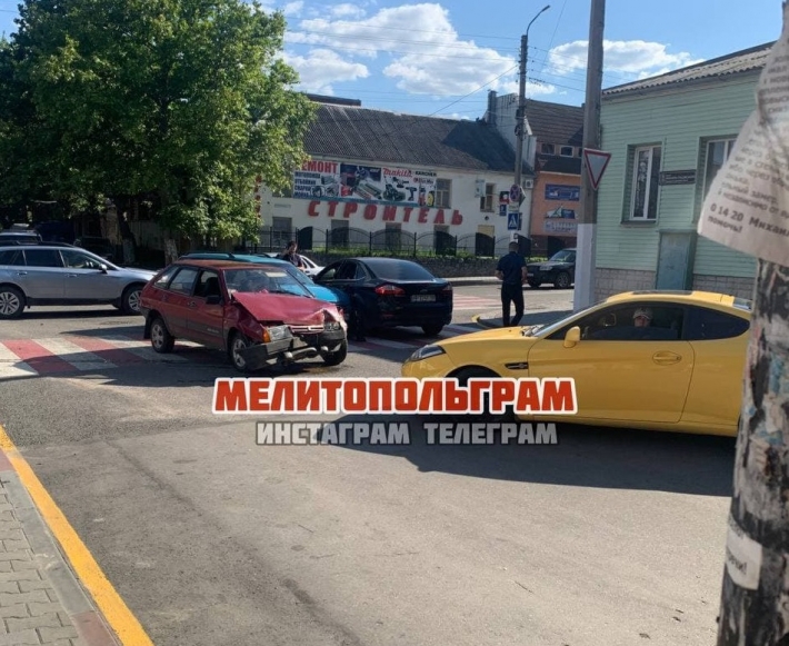 В Мелитополе опасный перекресток спровоцировал "автобутерброд" (видео, фото)
