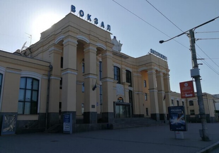 На ж/д вокзале в Запорожье детям запрещают спать в платном зале
