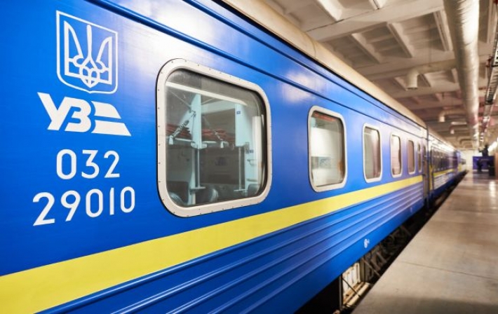 Новый "кондиционер": в поезде Укрзализныци выпало окно (видео)