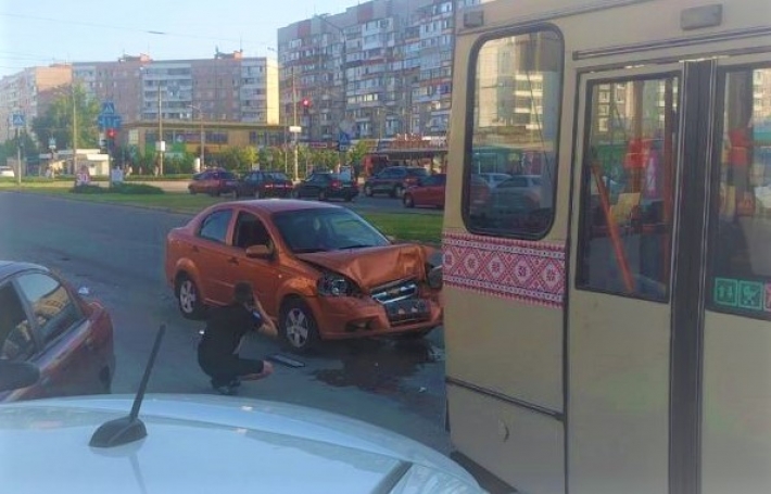 В Запорожье автомобиль врезался в троллейбус (видео)