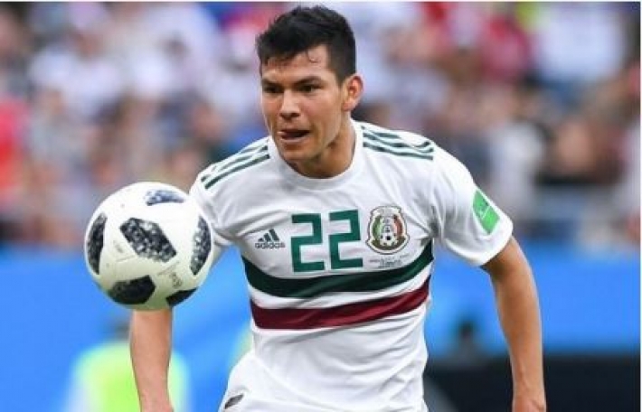 Звезда сборной Мексики едва не лишился головы в столкновении с вратарем: жуткий момент попал на видео