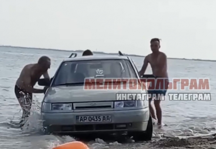 В Азовском море ловили уплывший автомобиль (видео 18+)
