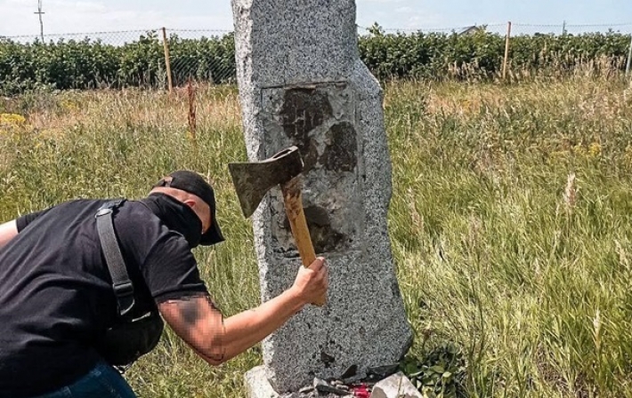 Под Харьковом памятный знак уничтожили спустя часы после восстановления