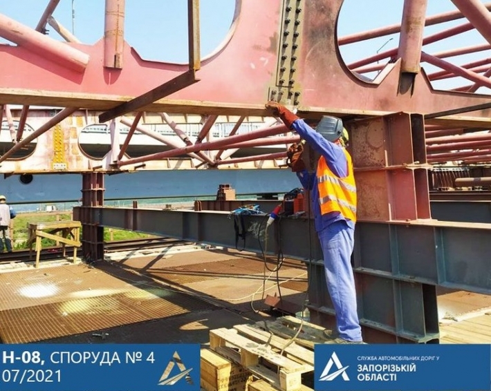 В Запорожье мостостроители заканчивают “надвижку” балочного моста