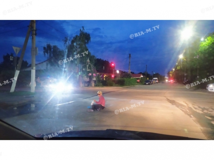 В Мелитополе женщина бросается под машины - так происходит каждый вечер (фото, видео)