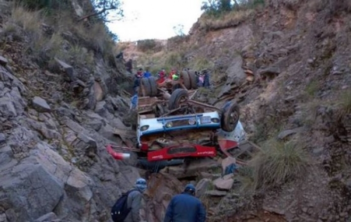 В Боливии автобус сорвался со 150-метровой высоты, десятки жертв (фото)