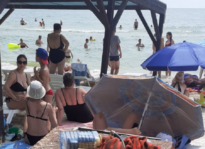 В Кирилловке полиция будет изымать шезлонги у предпринимателей, ворующих пляж
