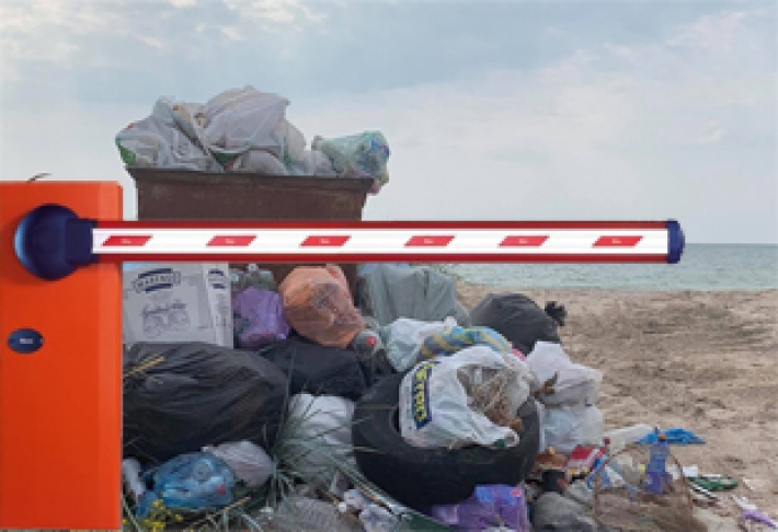 В Кирилловке после демонтажа шлагбаума возникла «мусорная катастрофа»