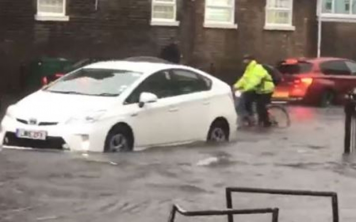 Наводнение в Лондоне вызвало хаос на дорогах — видео