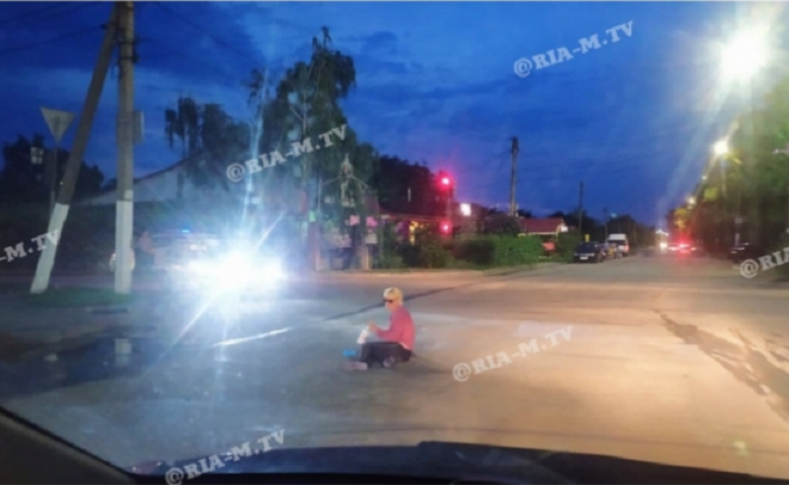 Женщину, которая бросается под машины в Мелитополе, госпитализировать не спешат