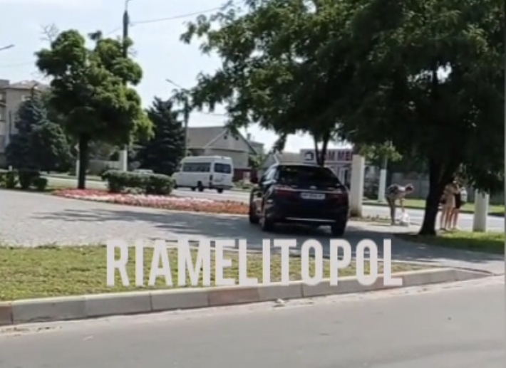 В Мелитополе водитель внедорожника показал пешеходам, кто здесь главный (видео)