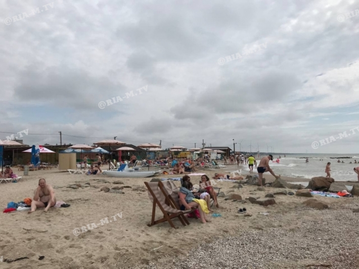Из-за пробок по дроге в Кирилловку курортники едут в Приморск – цены на отдых (фото, видео)