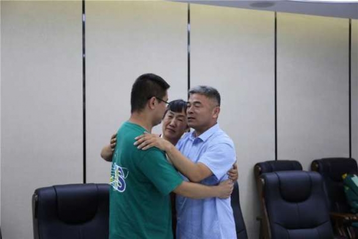 В Китае отец нашел сына, которого похитили 24 года назад: момент встречи