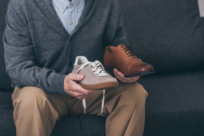 В Мелитополе пенсионер показал лайфхак как поменять обувь и не платить