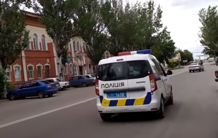 В Мелитополе парковаться не умеет даже полиция (видео)